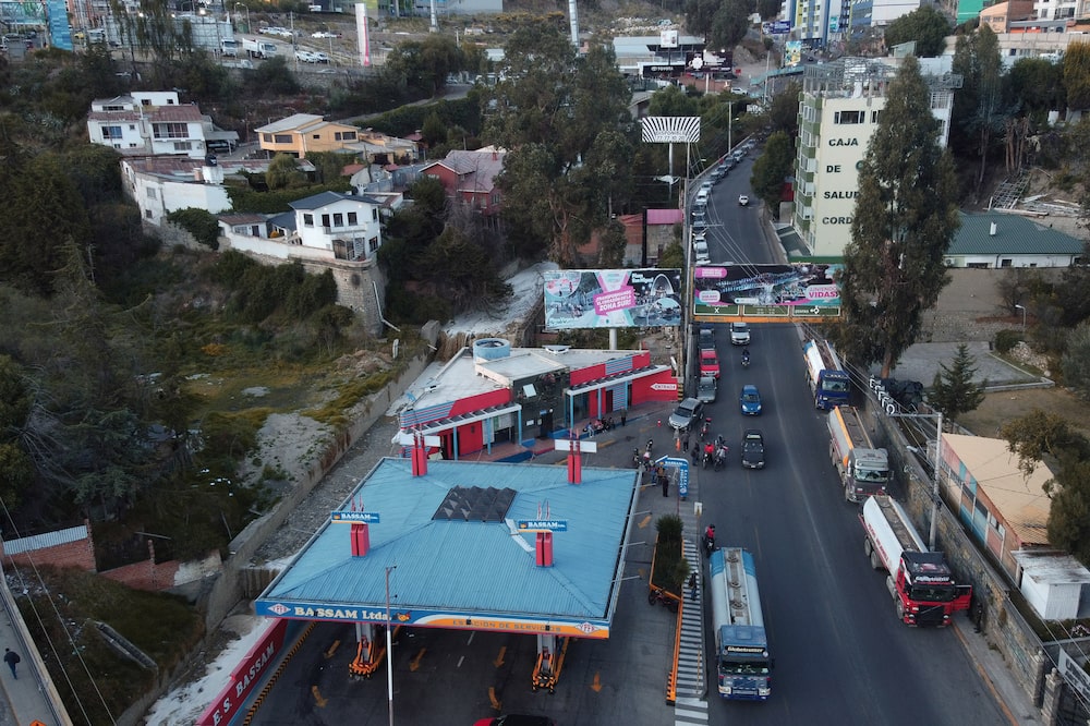 Vista aérea de una fila de automóviles en una gasolinera durante la huelga del transporte público en La Paz, Bolivia. 19 de diciembre de 2025. Fotógrafo: Manuel Seoane/Bloomberg. Vista aérea de una fila de automóviles en una gasolinera durante la huelga del transporte público en La Paz, Bolivia. 19 de diciembre de 2025. Fotógrafo: Manuel Seoane/Bloomberg.