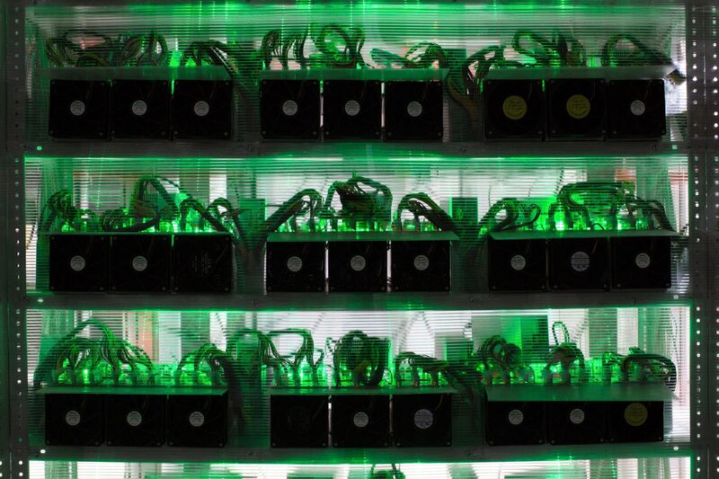 Luzes acendem dispositivos de circuito integrado na fazenda de mineração de criptomoeda BitRiver em Bratsk, Rússia Luzes acendem dispositivos de circuito integrado na fazenda de mineração de criptomoeda BitRiver em Bratsk, Rússia