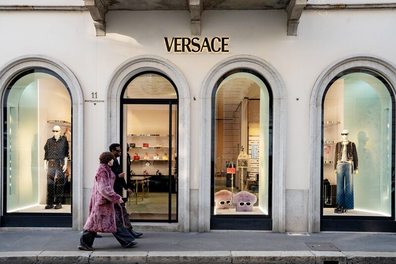 Prada acuerda la compra de Versace por US$1.380 millones a pesar de los aranceles. Prada acuerda la compra de Versace por US$1.380 millones a pesar de los aranceles.