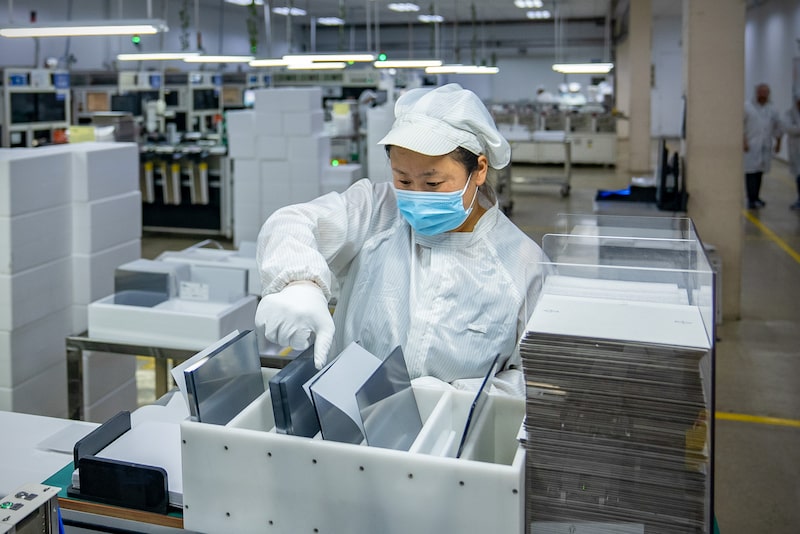 Desde al menos la década de 1970, la edad de jubilación de los trabajadores de cuello blanco se ha mantenido en 60 años para los hombres y entre 50 y 55 para las mujeres. Desde al menos la década de 1970, la edad de jubilación de los trabajadores de cuello blanco se ha mantenido en 60 años para los hombres y entre 50 y 55 para las mujeres.