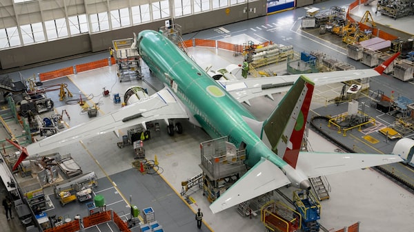 Boeing eliminará alrededor de 300 empleos en la cadena de suministro de defensa Boeing eliminará alrededor de 300 empleos en la cadena de suministro de defensa