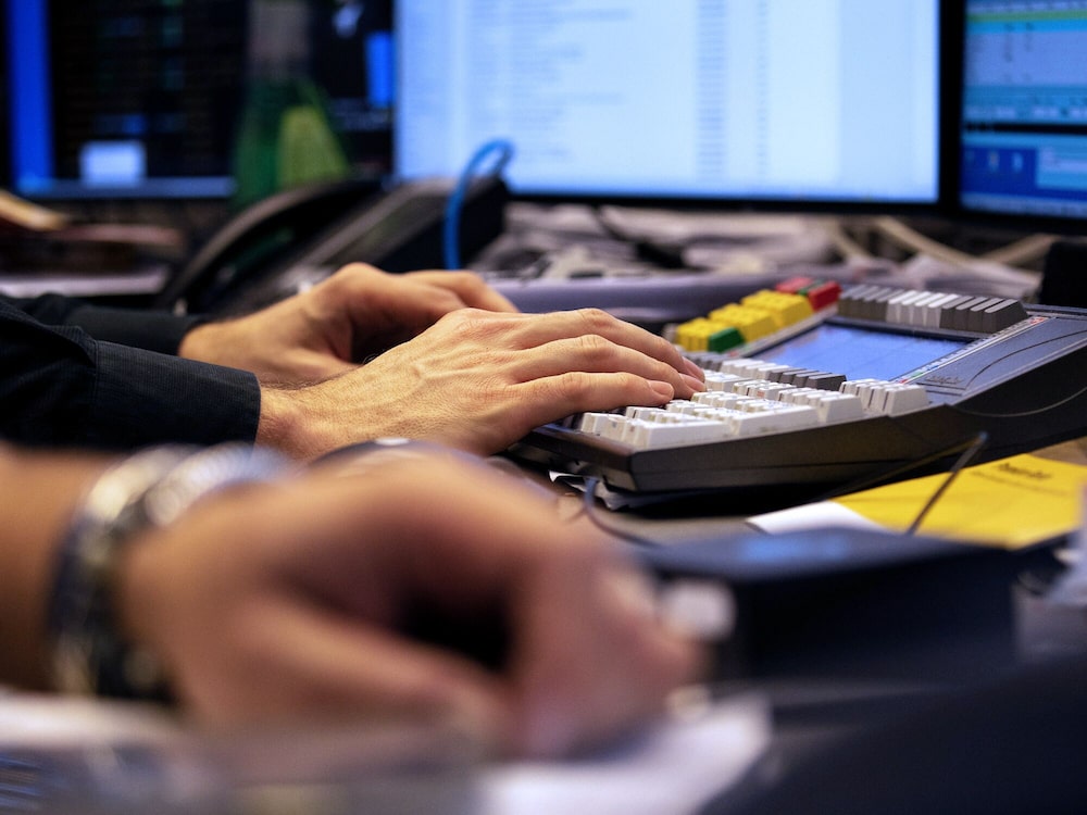 Operadores trabajan en una bolsa de valores. El repunte en estimaciones de ganancias por IA ha beneficiado principalmente a empresas tecnológicas estadounidenses. Operadores trabajan en una bolsa de valores. El repunte en estimaciones de ganancias por IA ha beneficiado principalmente a empresas tecnológicas estadounidenses.