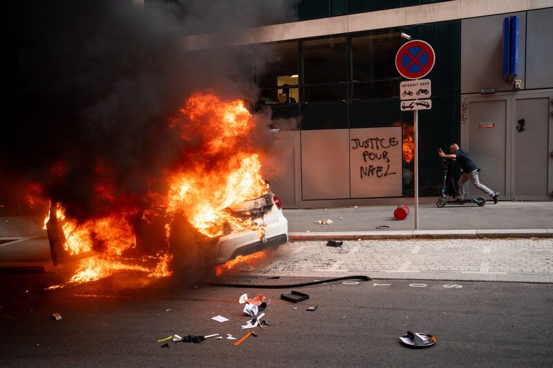 Manifestantes se enfrentan a la policía tras una marcha de protesta por la muerte de Nahel, de 17 años, a manos de un agente de policía en el suburbio de Nanterre en París, Francia, el jueves 29 de junio de 2023. Manifestantes se enfrentan a la policía tras una marcha de protesta por la muerte de Nahel, de 17 años, a manos de un agente de policía en el suburbio de Nanterre en París, Francia, el jueves 29 de junio de 2023.