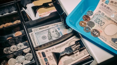 Yen avanza frente al dólar mientras operadores evalúan próximo movimiento del BOJ Yen avanza frente al dólar mientras operadores evalúan próximo movimiento del BOJ