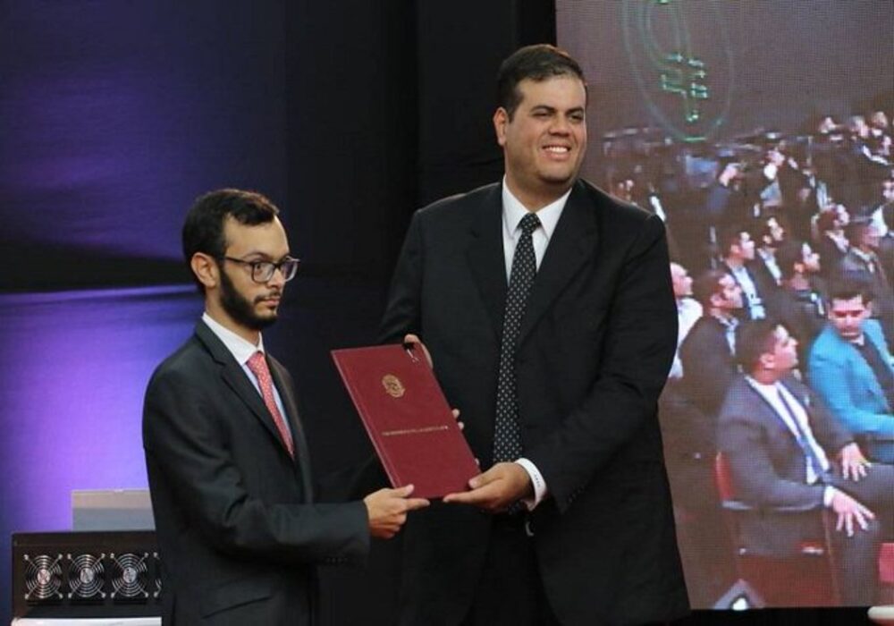 Gabriel Jiménez, desenvolvedor do petro e atualmente exilado, e Carlos Vargas, ex-superintendente Gabriel Jiménez, desenvolvedor do petro e atualmente exilado, e Carlos Vargas, ex-superintendente