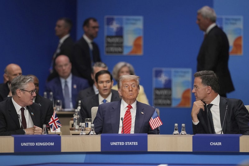 El primer ministro británico Keir Starmer, a la izquierda, el presidente estadounidense Donald Trump y el secretario general de la OTAN, Mark Rutte, durante la Cumbre de la OTAN celebrada en La Haya el 25 de junio. Fotógrafo: Kin Cheung/Getty Images El primer ministro británico Keir Starmer, a la izquierda, el presidente estadounidense Donald Trump y el secretario general de la OTAN, Mark Rutte, durante la Cumbre de la OTAN celebrada en La Haya el 25 de junio. Fotógrafo: Kin Cheung/Getty Images
