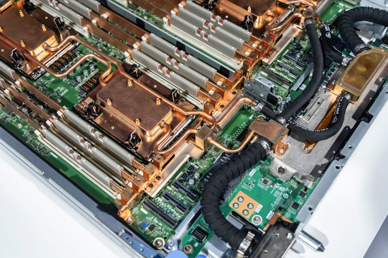 Un servidor con refrigeración líquida expuesto en el stand de Lenovo en el MWC de Shanghái. Fotografía: Qilai Shen/Bloomberg. Un servidor con refrigeración líquida expuesto en el stand de Lenovo en el MWC de Shanghái. Fotografía: Qilai Shen/Bloomberg.