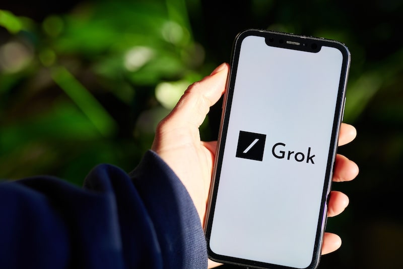 Grok, el chatbot de IA, no es técnicamente propiedad de X, sino que es parte de xAI, una startup de inteligencia artificial que es otra de las compañías de Musk. Grok, el chatbot de IA, no es técnicamente propiedad de X, sino que es parte de xAI, una startup de inteligencia artificial que es otra de las compañías de Musk.