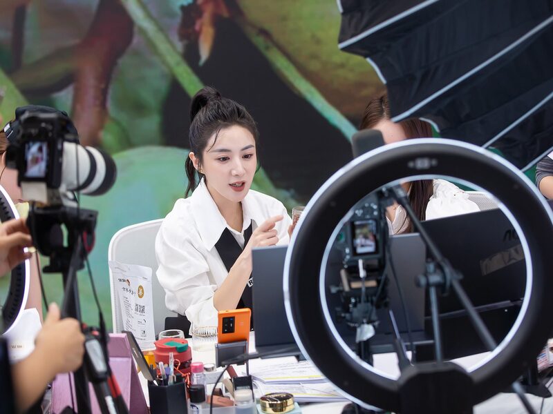 Influenciadora foi multada em US$ 210 milhões Influenciadora foi multada em US$ 210 milhões