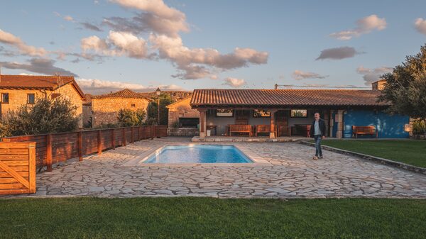 Na Espanha rural, vilarejos despovoados renascem ao atrair geração urbana Na Espanha rural, vilarejos despovoados renascem ao atrair geração urbana