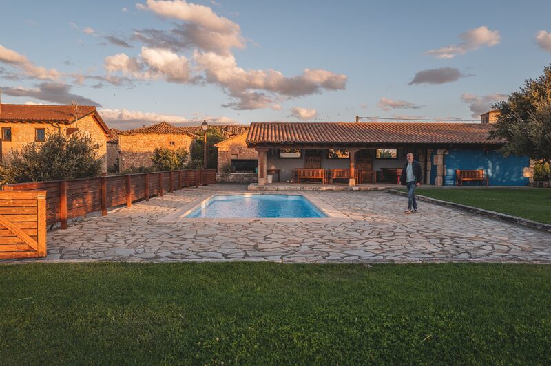 Juan Ansotegui em sua propriedade no vilarejo restaurado de Villalibado, na região noroeste de Castilla y León, na Espanha. (Foto: Ana Maria Arevalo Gosen/Bloomberg) Juan Ansotegui em sua propriedade no vilarejo restaurado de Villalibado, na região noroeste de Castilla y León, na Espanha. (Foto: Ana Maria Arevalo Gosen/Bloomberg)