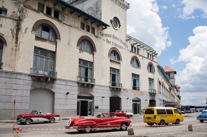Vehículos frente al puerto de la terminal de cruceros de la Sierra Maestra en La Habana, Cuba. Foto: Lisette Poole/Bloomberg Vehículos frente al puerto de la terminal de cruceros de la Sierra Maestra en La Habana, Cuba. Foto: Lisette Poole/Bloomberg