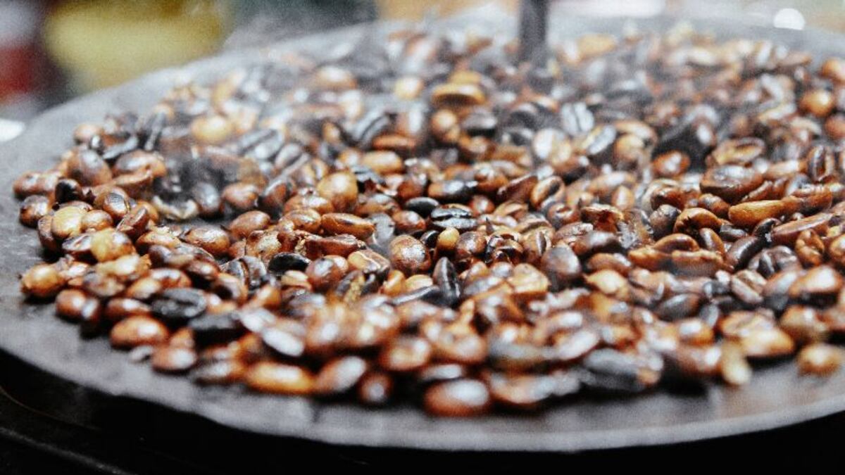 Menos café, precios bajos y un peso fuerte: así se revierte la bonanza cafetera en Colombia