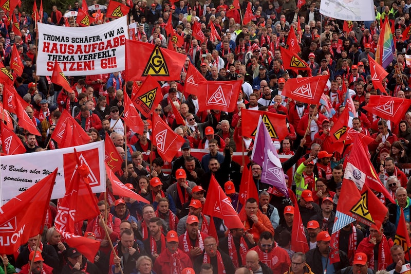 Volkswagen se enfrenta a los sindicatos por el cierre de plantas en Alemania Volkswagen se enfrenta a los sindicatos por el cierre de plantas en Alemania