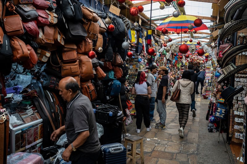 La gente camina por las zonas comerciales del centro de la ciudad, en Bogotá, Colombia, el miércoles 17 de diciembre de 2025. Fotógrafa: Nathalia Angarita/Bloomberg. La gente camina por las zonas comerciales del centro de la ciudad, en Bogotá, Colombia, el miércoles 17 de diciembre de 2025. Fotógrafa: Nathalia Angarita/Bloomberg.