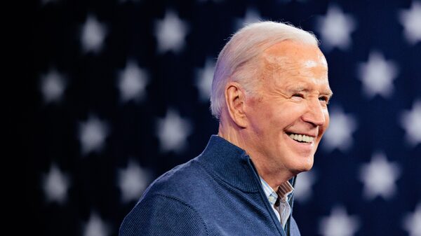 Biden lanza bombardeo publicitario de US$30 millones bromeando sobre su edad Biden lanza bombardeo publicitario de US$30 millones bromeando sobre su edad