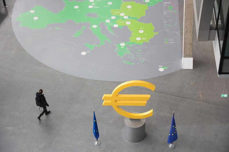 Estátua com o símbolo do euro na entrada do prédio do Banco Central Europeu em Frankfurt, na Alemanha (Foto: Alex Kraus/Bloomberg) Estátua com o símbolo do euro na entrada do prédio do Banco Central Europeu em Frankfurt, na Alemanha (Foto: Alex Kraus/Bloomberg)
