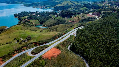 Crecer sin vías no es posible: la infraestructura como condición del desarrollo en Colombia Crecer sin vías no es posible: la infraestructura como condición del desarrollo en Colombia