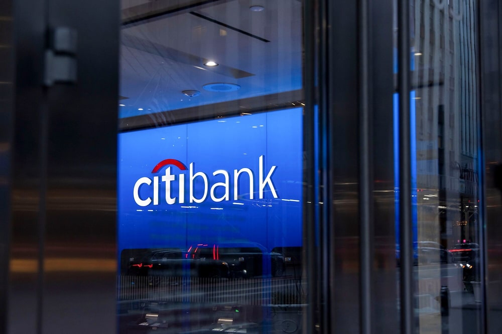 Letreros en una sucursal de Citibank en Nueva York. Las petroleras globales avanzan en bolsa, incluso con el crudo a la baja. Letreros en una sucursal de Citibank en Nueva York. Las petroleras globales avanzan en bolsa, incluso con el crudo a la baja.