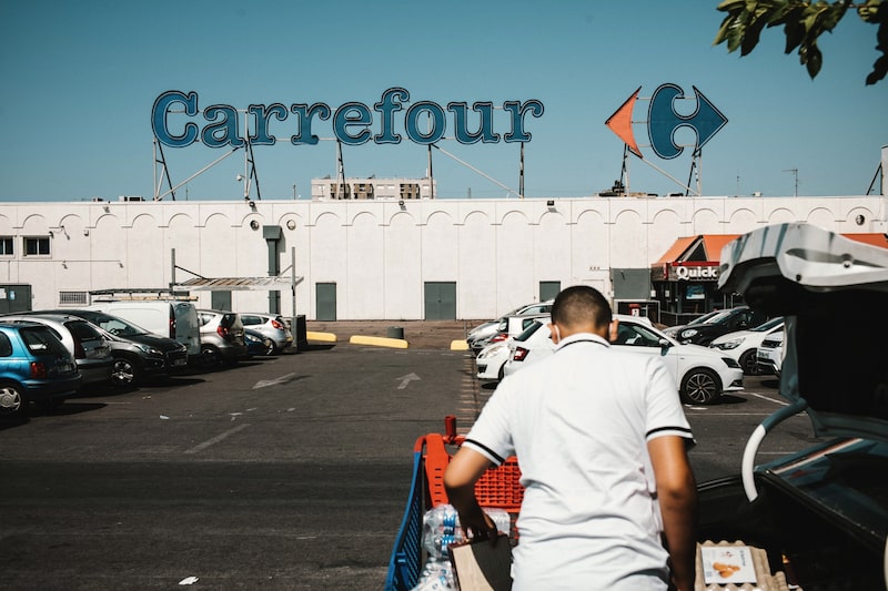 La fortuna de Carrefour ha decaído a medida que la cadena lucha por competir en su feroz mercado nacional y se retira del extranjero. La fortuna de Carrefour ha decaído a medida que la cadena lucha por competir en su feroz mercado nacional y se retira del extranjero.