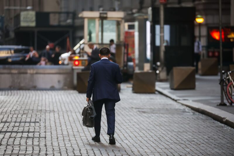 Un peatón camina por Wall Street, cerca de la Bolsa de Nueva York (NYSE), el lunes 28 de julio de 2025. Un peatón camina por Wall Street, cerca de la Bolsa de Nueva York (NYSE), el lunes 28 de julio de 2025.