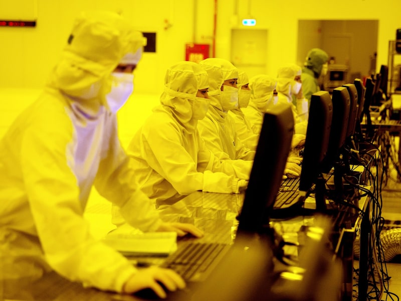 Empleados en una instalación de Siliconware Precision Industries Co. (SPIL) en Taichung, Taiwán, el martes 26 de abril de 2016. Empleados en una instalación de Siliconware Precision Industries Co. (SPIL) en Taichung, Taiwán, el martes 26 de abril de 2016.