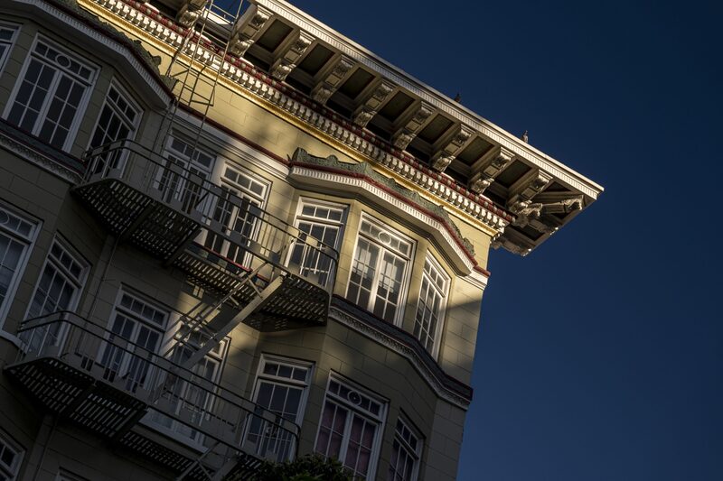 Un edificio de apartamentos en el 285 de Turk Street en San Francisco, California, Estados Unidos, el martes 15 de febrero de 2022. Un edificio de apartamentos en el 285 de Turk Street en San Francisco, California, Estados Unidos, el martes 15 de febrero de 2022.