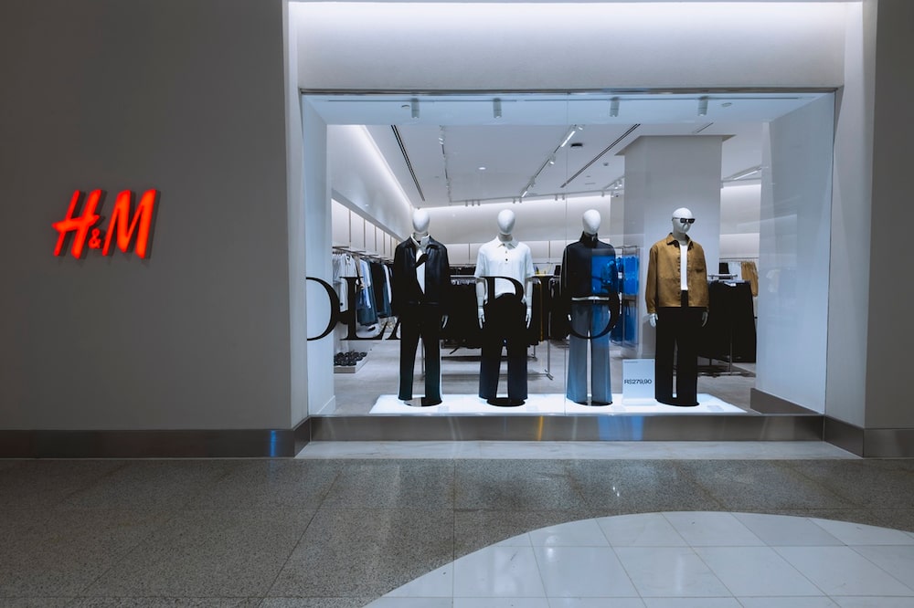 No Brasil, ‘eigenem’ vira ‘agá e eme’ para H&M se adaptar à cultural e ser reconhecida No Brasil, ‘eigenem’ vira ‘agá e eme’ para H&M se adaptar à cultural e ser reconhecida