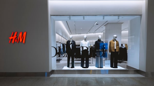 No Brasil, H&M vira ‘agá e ême’ para se adaptar à cultura e ganhar reconhecimento No Brasil, H&M vira ‘agá e ême’ para se adaptar à cultura e ganhar reconhecimento