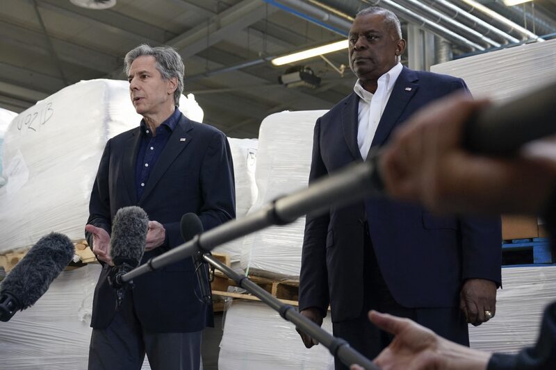 El secretario de Defensa Lloyd Austin (d) y el secretario de Estado Antony Blinken (izq.) de EE.UU. hablan con periodistas después de regresar de su viaje a Kiev, Ucrania, y reunirse con el presidente ucraniano Volodymyr Zelensky, el 25 de abril de 2022, en Polonia, cerca de la frontera con Ucrania. Fotógrafo: Alex Brandon/AFP/Getty Images El secretario de Defensa Lloyd Austin (d) y el secretario de Estado Antony Blinken (izq.) de EE.UU. hablan con periodistas después de regresar de su viaje a Kiev, Ucrania, y reunirse con el presidente ucraniano Volodymyr Zelensky, el 25 de abril de 2022, en Polonia, cerca de la frontera con Ucrania. Fotógrafo: Alex Brandon/AFP/Getty Images