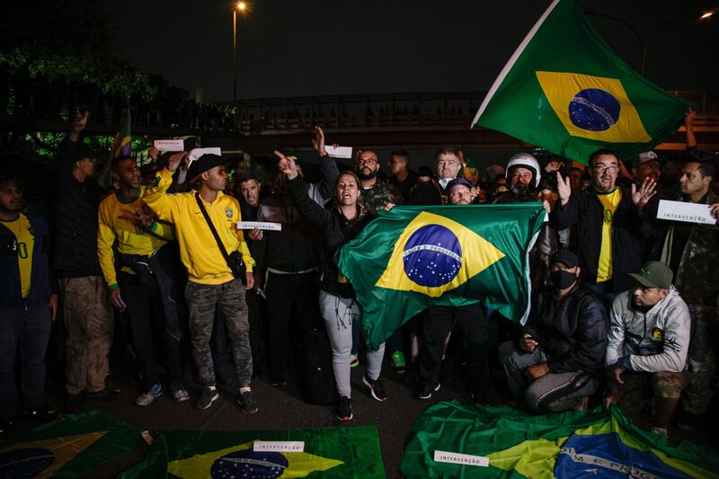 Bolsonaristas protestam contra derrota na eleição em ato na rodovia Castelo Branco, em São Paulo (Tuane Fernandes/Bloomberg) Bolsonaristas protestam contra derrota na eleição em ato na rodovia Castelo Branco, em São Paulo (Tuane Fernandes/Bloomberg)