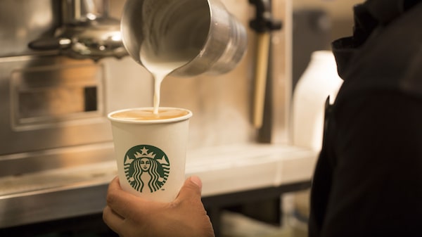 Alsea confía en que la inflación no impedirá que sigas comprando tu latte en Starbucks Alsea confía en que la inflación no impedirá que sigas comprando tu latte en Starbucks