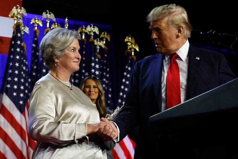 Donald Trump elogia a su asesora principal de campaña Susie Wiles durante un evento de la noche electoral en el Centro de Convenciones de Palm Beach el 6 de noviembre de 2024 en Florida. Donald Trump elogia a su asesora principal de campaña Susie Wiles durante un evento de la noche electoral en el Centro de Convenciones de Palm Beach el 6 de noviembre de 2024 en Florida.