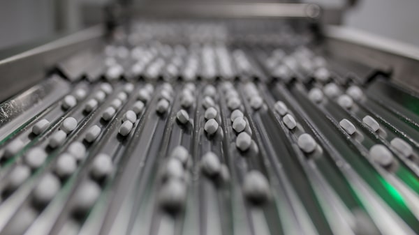 SIC confirma multa de COP$4.614 millones por sobreprecios en 47 medicamentos: cuáles costaron hasta 7.001% más SIC confirma multa de COP$4.614 millones por sobreprecios en 47 medicamentos: cuáles costaron hasta 7.001% más