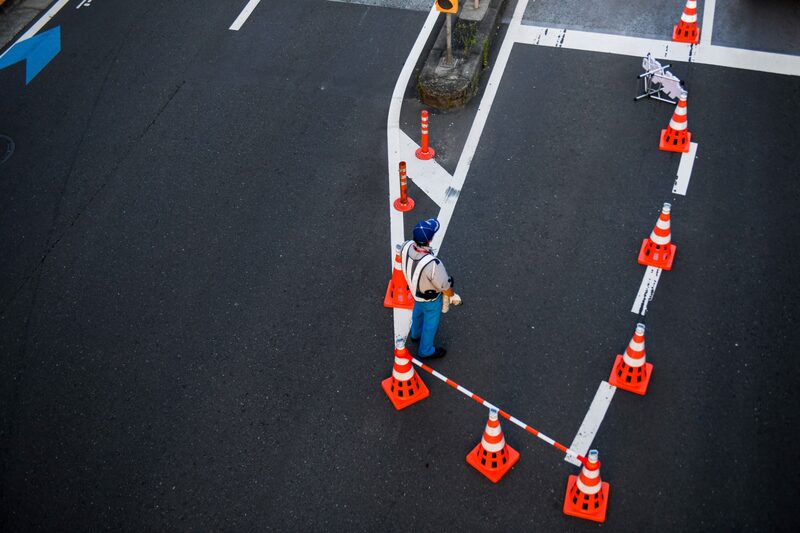 Un oficial dirige el tránsito fuera del estadio Ajinomoto previo a un encuentro de fútbol femenino Un oficial dirige el tránsito fuera del estadio Ajinomoto previo a un encuentro de fútbol femenino