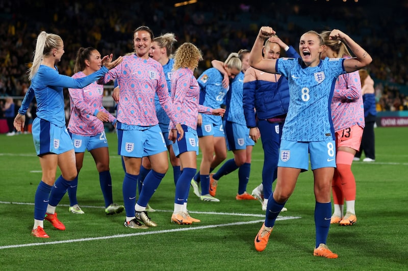 Georgia Stanway y las jugadoras de Inglaterra celebran tras la victoria de su equipo por 3-1 y el pase a la final después del partido de semifinales entre Australia e Inglaterra. Georgia Stanway y las jugadoras de Inglaterra celebran tras la victoria de su equipo por 3-1 y el pase a la final después del partido de semifinales entre Australia e Inglaterra.
