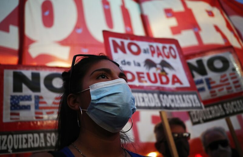 Manifestantes argentinos durante una protesta contra el acuerdo del Fondo Monetario Internacional (FMI). Manifestantes argentinos durante una protesta contra el acuerdo del Fondo Monetario Internacional (FMI).