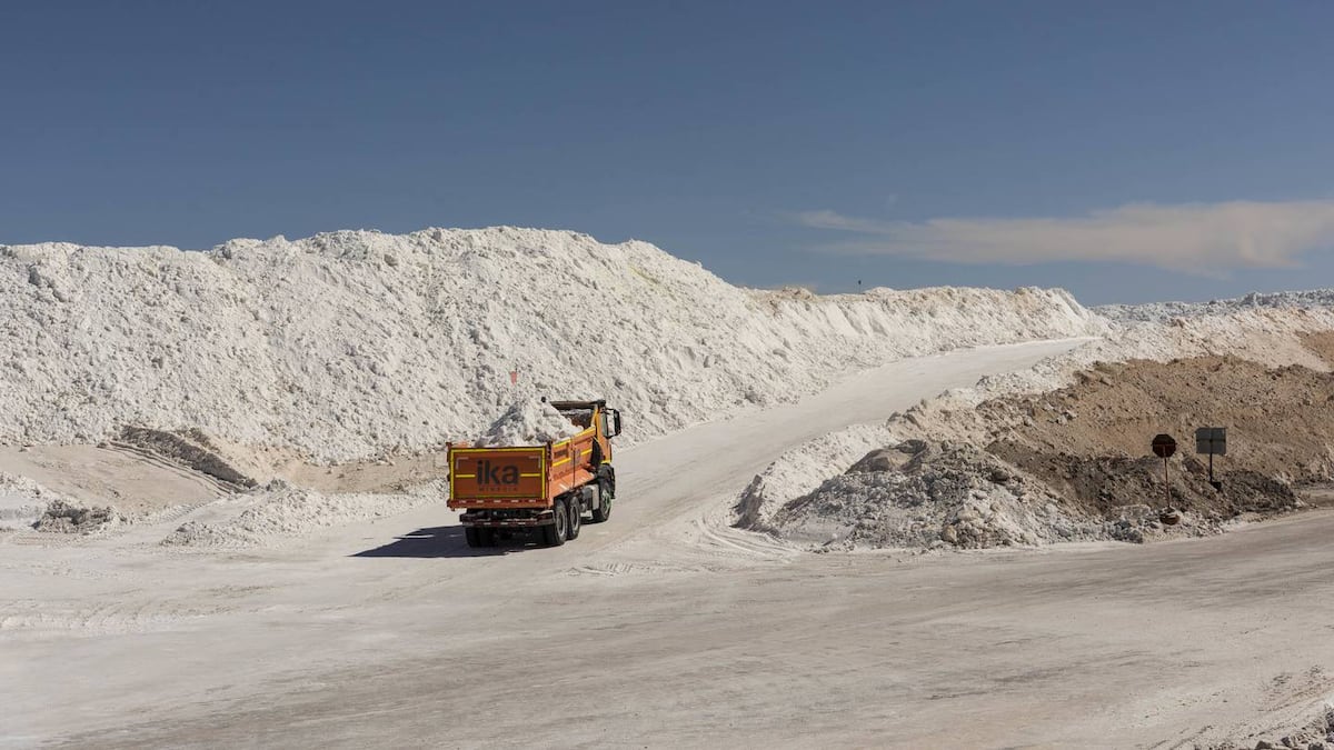 Un camión de cloruro de potasio Albemarle Corp. en la mina de litio en Calama, Antofagasta region, Chile.