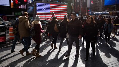 PIB dos EUA cresce 2,3% no quarto trimestre, em sinal de resiliência do consumo PIB dos EUA cresce 2,3% no quarto trimestre, em sinal de resiliência do consumo