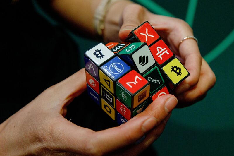 Un cubo de rubik con logos de distintas criptomonedas Un cubo de rubik con logos de distintas criptomonedas
