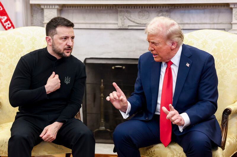 Trump tenía los ojos cerrados y daba golpecitos con los dedos mientras Zelenskiy insistía en su preocupación por que Putin incumpliera un acuerdo. Trump tenía los ojos cerrados y daba golpecitos con los dedos mientras Zelenskiy insistía en su preocupación por que Putin incumpliera un acuerdo.