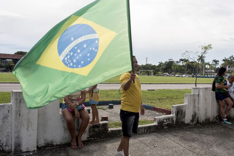 Brasileiros foram às urnas neste domingo para eleger também 12 governadores, além do presidente da República Brasileiros foram às urnas neste domingo para eleger também 12 governadores, além do presidente da República