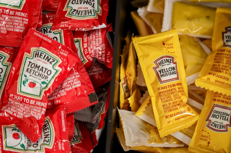 Desde que a Kraft Heinz anunciou seu plano de interromper o trabalho de divisão, as ações da empresa caíram 4,8%. Desde que a Kraft Heinz anunciou seu plano de interromper o trabalho de divisão, as ações da empresa caíram 4,8%.