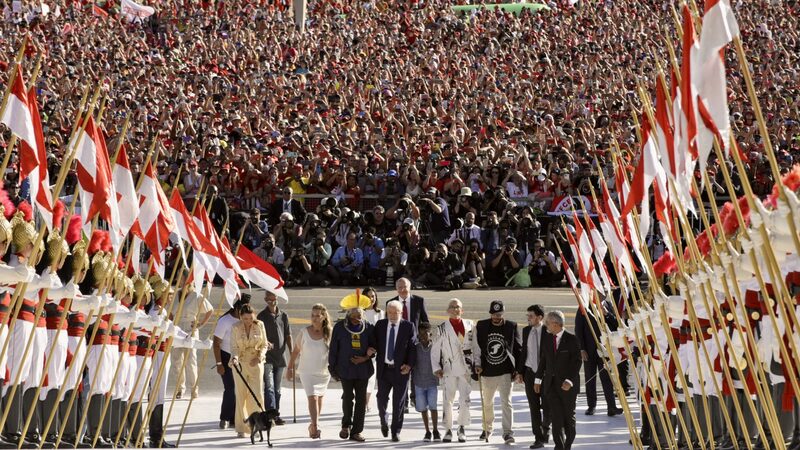 Lula recebe faixa e prega união: ‘Divididos, seremos país do futuro que não chega’ Lula recebe faixa e prega união: ‘Divididos, seremos país do futuro que não chega’