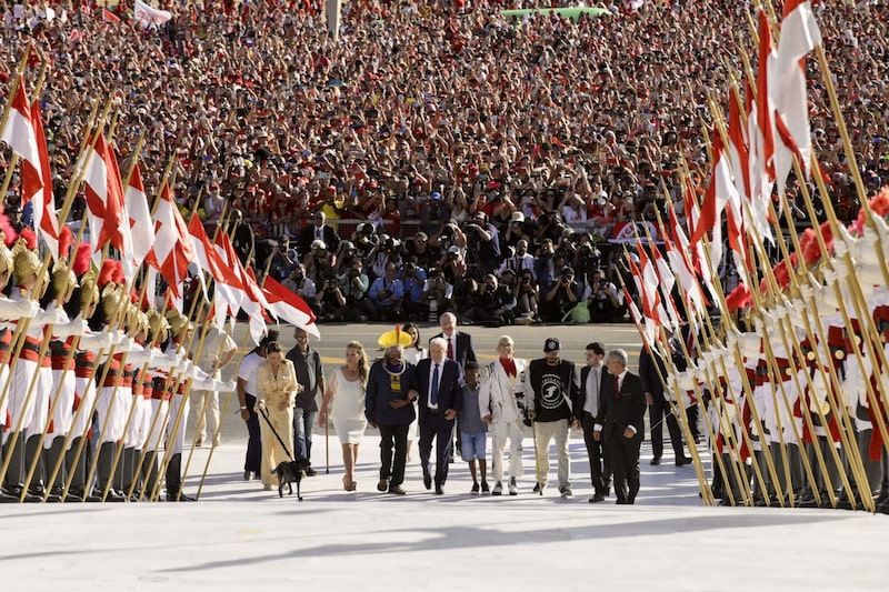 Lula sobe a rampa do Planalto para discursar a eleitores, depois da posse no Congresso Lula sobe a rampa do Planalto para discursar a eleitores, depois da posse no Congresso