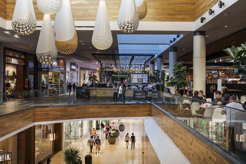 Compradores en el centro comercial Westfield Valley Fair en Santa Clara, California, Estados Unidos, el miércoles 23 de agosto de 2023. Compradores en el centro comercial Westfield Valley Fair en Santa Clara, California, Estados Unidos, el miércoles 23 de agosto de 2023.