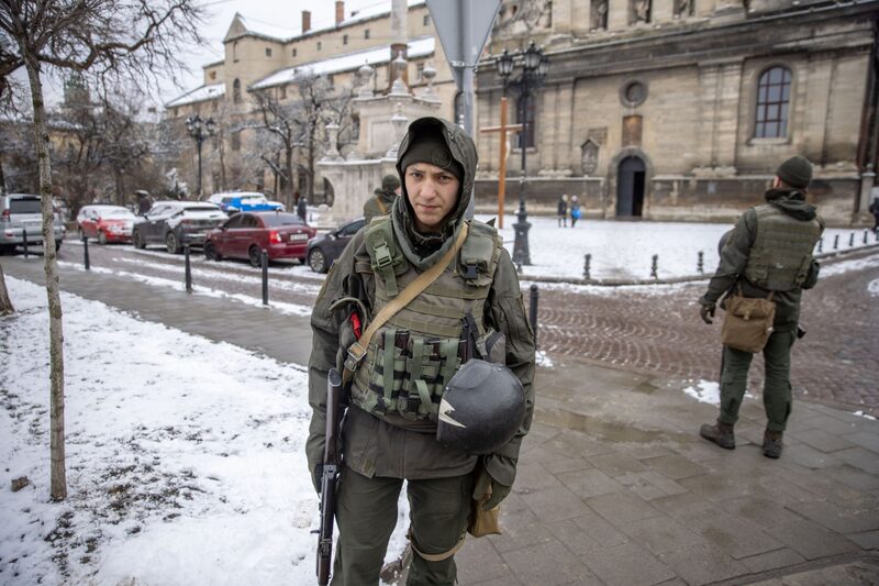 Un soldado ucraniano patrulla la ciudad de Lviv Un soldado ucraniano patrulla la ciudad de Lviv
