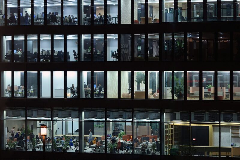 Trabalhar em escritórios para fazer uma carreira de muitos anos na mesma empresa pode não ser mais o objetivo de milhões de jovens, diz especialista Trabalhar em escritórios para fazer uma carreira de muitos anos na mesma empresa pode não ser mais o objetivo de milhões de jovens, diz especialista