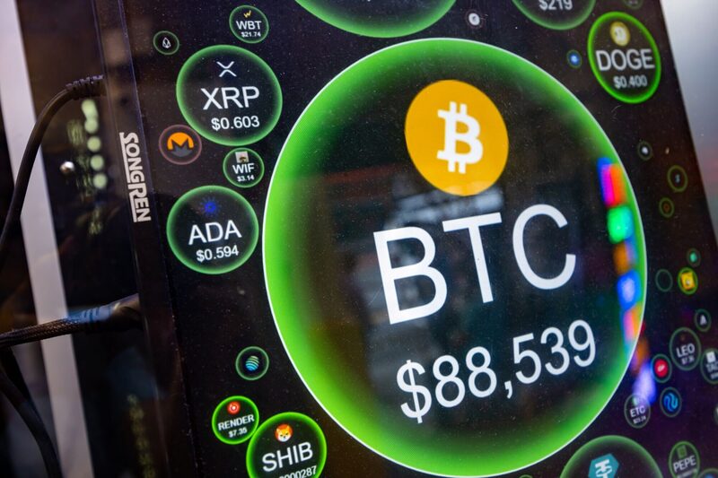 Mesmo após os ganhos de abril, o bitcoin é negociado bem abaixo de onde estava quando Trump retornou à Casa Branca (Foto: Paul Yeung/Bloomberg) Mesmo após os ganhos de abril, o bitcoin é negociado bem abaixo de onde estava quando Trump retornou à Casa Branca (Foto: Paul Yeung/Bloomberg)