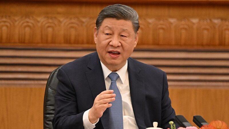 “Estamos oferecendo um ambiente político transparente, estável e previsível”, declarou o presidente chinês no Grande Salão do Povo, promovendo o país como um “destino favorito” para investidores estrangeiros (Foto: ADEK BERRY/AFP via Getty Images)           “Estamos oferecendo um ambiente político transparente, estável e previsível”, declarou o presidente chinês no Grande Salão do Povo, promovendo o país como um “destino favorito” para investidores estrangeiros (Foto: ADEK BERRY/AFP via Getty Images)